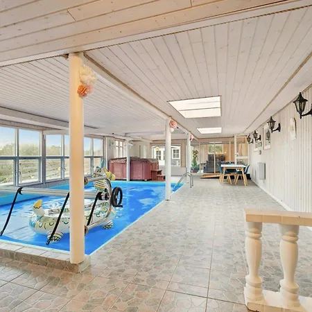Pool House With Space For Relaxation 度假居