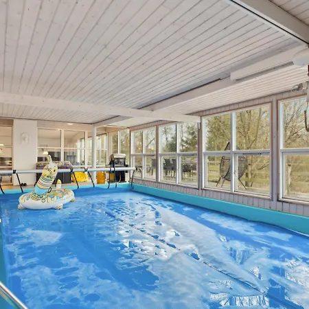 Pool House With Space For Relaxation 度假居 *