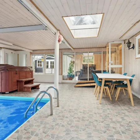 Pool House With Space For Relaxation 度假居 Bording Stationsby